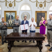 Foto mostra governador Eduardo Leite em cerim&ocirc;nia de assinatura da san&ccedil;&atilde;o de lei para a Brigada Militar