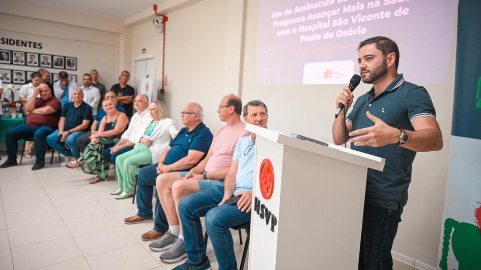 Foto mostra o governador em exerc&iacute;cio Gabriel Souza discursando em p&eacute; atr&aacute;s de um p&uacute;lpito, acompanhado por outras autoridades sentadas.