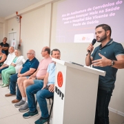 Foto mostra o governador em exerc&iacute;cio Gabriel Souza discursando em p&eacute; atr&aacute;s de um p&uacute;lpito, acompanhado por outras autoridades sentadas.