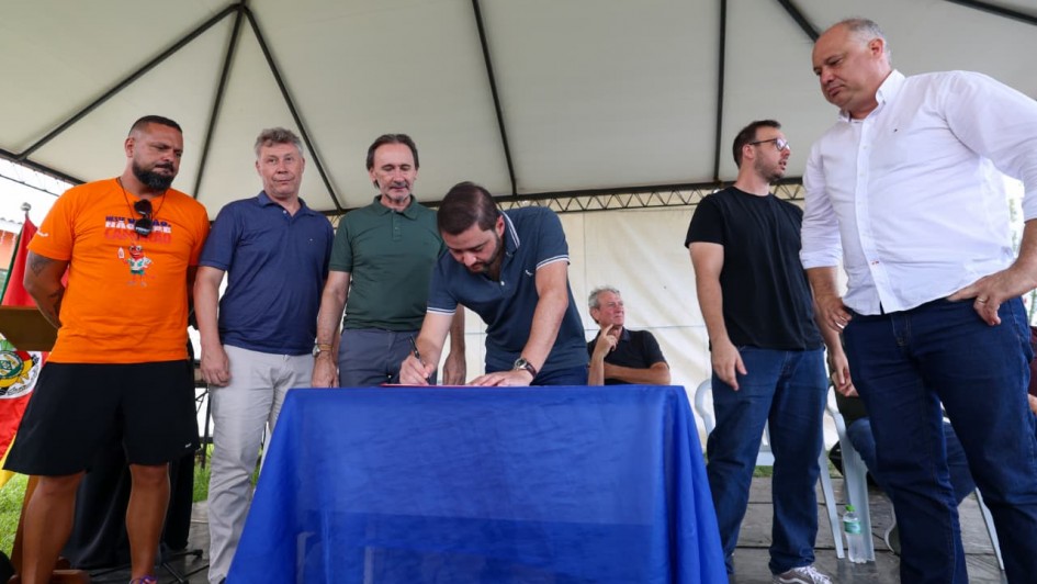 Governador em exerc&iacute;cio anuncia R$ 5 milh&otilde;es para melhorias na ERS 786, em Balne&aacute;rio Pinhal   dez25