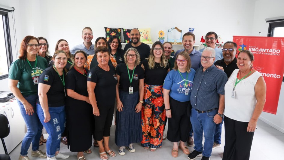 Foto mostra pessoas que participaram de inaugura&ccedil;&atilde;o de amplia&ccedil;&atilde;o do Cras em Encantado