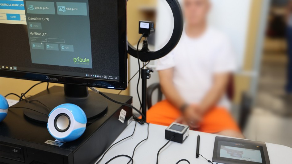 Foto mostra equipamento de captura de imagem com preso desfocado ao fundo