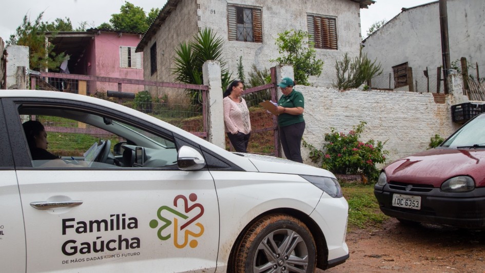 Foto mostra visita de agente de desenvolvimento a uma fam&iacute;lia