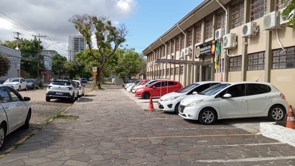 Mostra fachada do Comando de Policiamento da Capital (CPC), em Porto Alegre