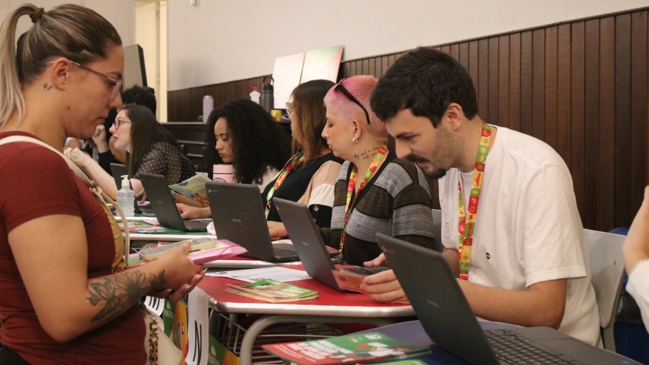 Foto mostra m&atilde;e sendo atendida pelos servidores.
