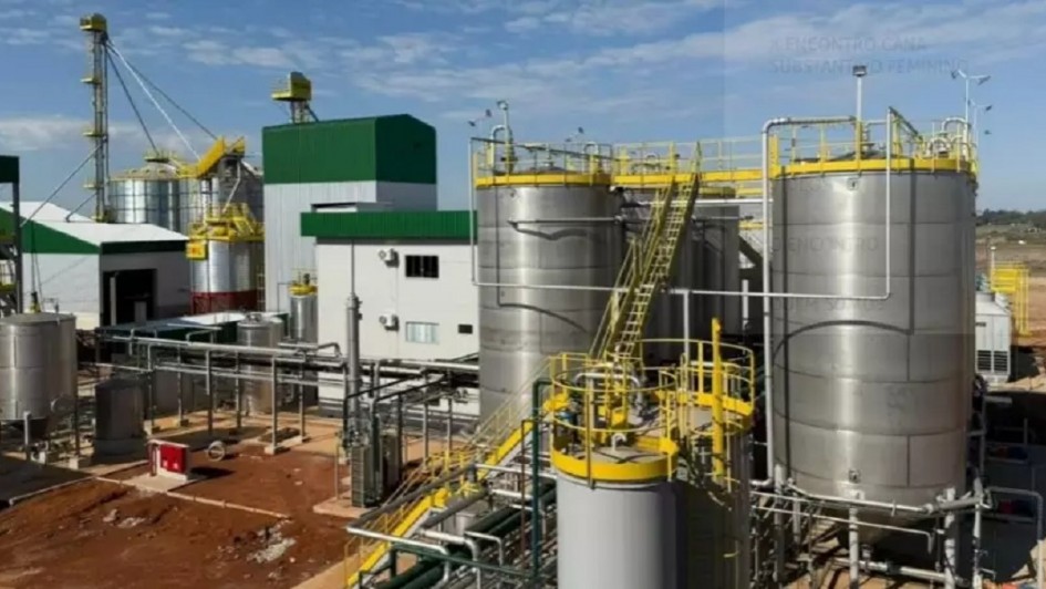 Foto mostra usina com grandes ton&eacute;is met&aacute;licos e ao fundo pr&eacute;dios do complexo.