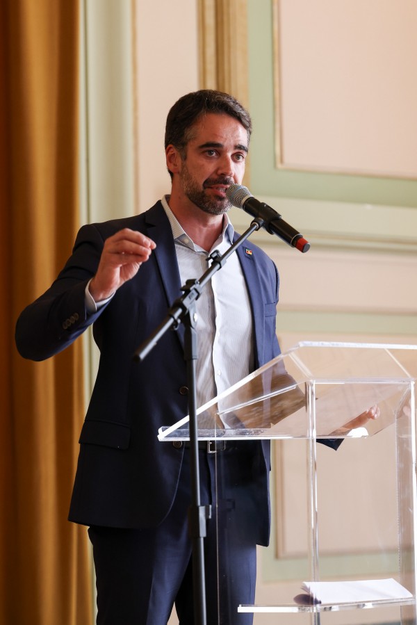 Foto mostra governador Eduardo Leite falando em cerimônia no Palácio Piratini