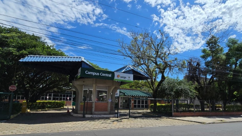 Foto mostra p&oacute;rtico de entrada da Uergs Campus Central, em Porto Alegre.