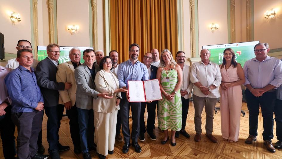 Foto mostra governador Eduardo Leite na solenidade do Programa Avan&ccedil;ar Mais Cidades