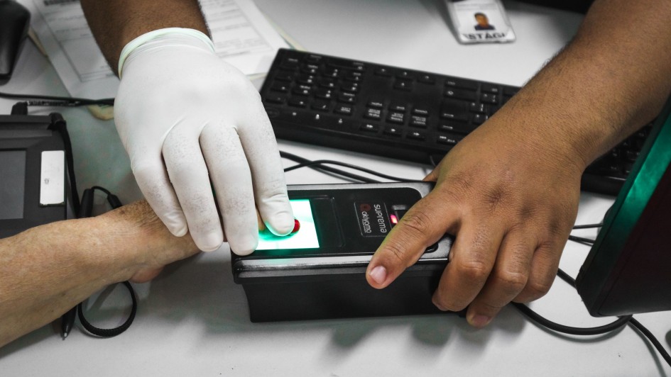 Foto mostra coleta de digitais