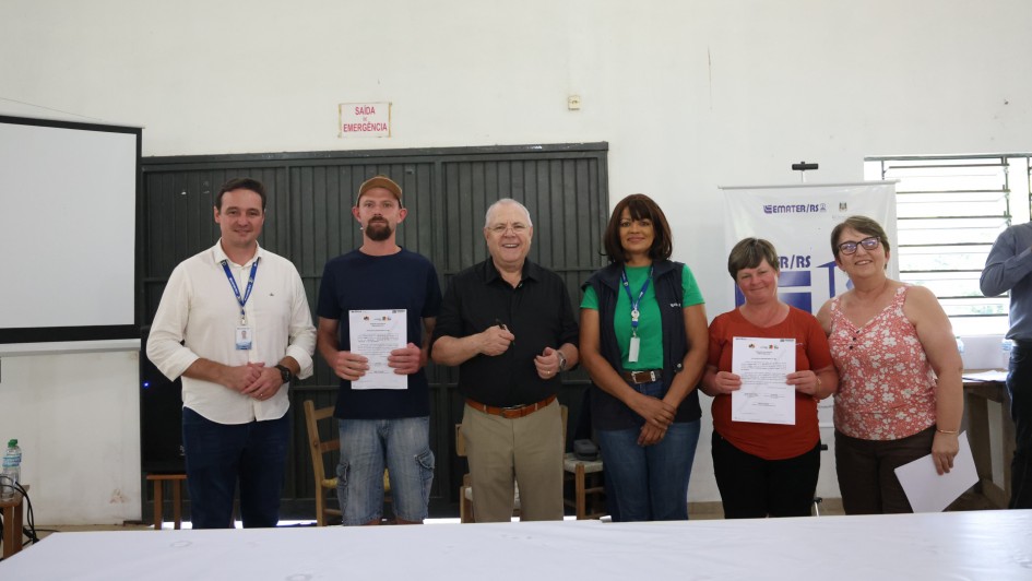 Arroio do Meio B&ocirc;nus Mais   Governo assina contratos do Programa B&ocirc;nus Mais Leite em quatro munic&iacute;pios do interior