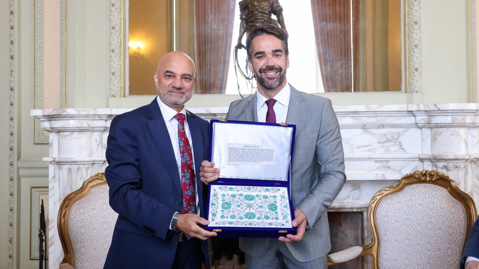 Foto mostra governador Eduardo Leite e embaixador da &Iacute;ndia no Brasil, Dinesh Bhatia