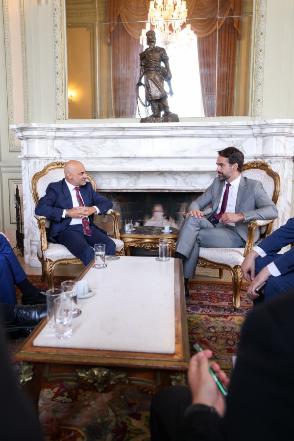 Foto mostra governador Eduardo Leite e embaixador da Índia no Brasil, Dinesh Bhatia