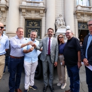 Foto mostra governador Eduardo Leite ne entrega de ve&iacute;culos para Seapi