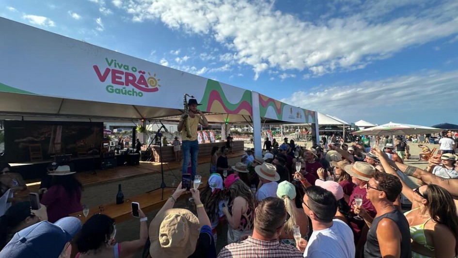 Foto mostra artista e p&uacute;blico diante do palco