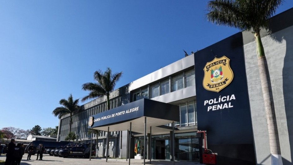 Imagem mostra fachada da Cadeia P&uacute;blica de Porto Alegre.