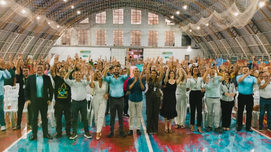 Imagem do ato de entrega de escrituras