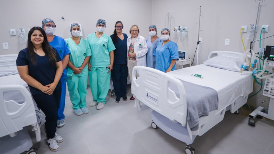 Visita a hospital de Quara&iacute;. Foto mostra secret&aacute;ria e funcion&aacute;rios do hospital ao lado de um leito novo.
