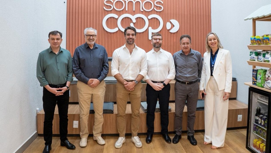 Governador Eduardo Leite entre dirigentes da Ocergs