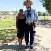 Foto do  secret&aacute;rio Juliano Franczak em agenda, no bairro Restinga, com a presidente do Projeto Renascer da Esperan&ccedil;a, Rozeli da Silva.