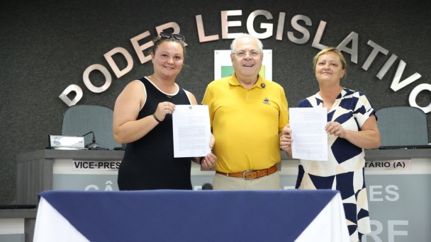 Secret&aacute;rio Vilson Covatti com benefici&aacute;rias de programa estadual