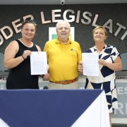 Secret&aacute;rio Vilson Covatti com benefici&aacute;rias de programa estadual