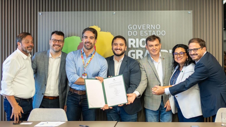 Governador Eduardo Leite, integrantes do governo e da empresa &Acirc;mbar Sul Energia S.A. na assinatura para a implanta&ccedil;&atilde;o de uma planta industrial de hidrog&ecirc;nio verde em Candiota