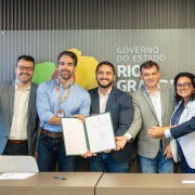 Governador Eduardo Leite, integrantes do governo e da empresa &Acirc;mbar Sul Energia S.A. na assinatura para a implanta&ccedil;&atilde;o de uma planta industrial de hidrog&ecirc;nio verde em Candiota