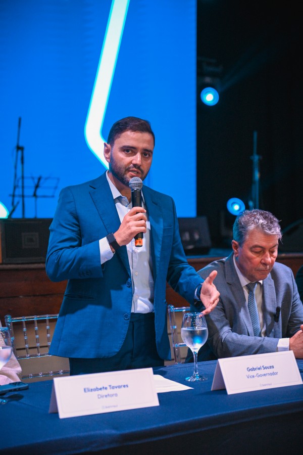 Vice-governador Gabriel Souza fala ao microfone
