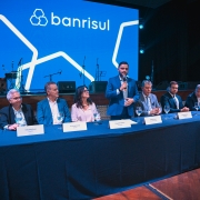 Gabriel Souza fala ao microfone