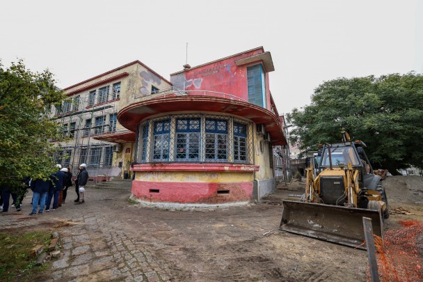 Vista da fachada de escola com aspecto de pintura e paredes comprometidos e desgastados