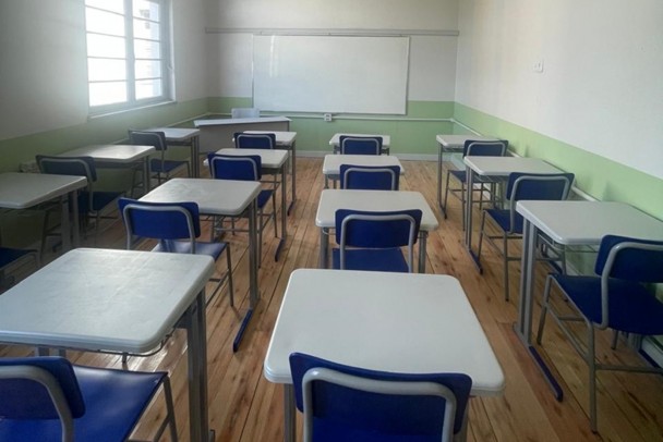 sala de aula com novas classes, quadro, piso e pintura