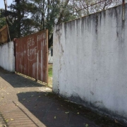Muro e portão da Escola Estadual de Ensino Médio José Mânica, de Santa Cruz do Sul