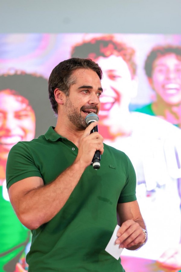 Governador Eduardo Leite fala ao público na abertura do ano letivo 2026 em Pelotas 