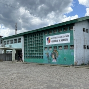 Fachada do IE Cristóvão de Mendoza.