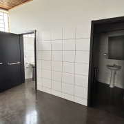 Banheiros após reforma no IE Cristóvão de Mendoza.