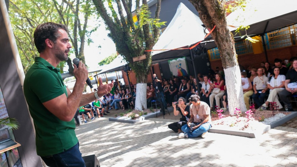 Governador Eduardo Leite fala ao p&uacute;blico em ato de volta &agrave;s aulas em, Santa Cruz do Sul