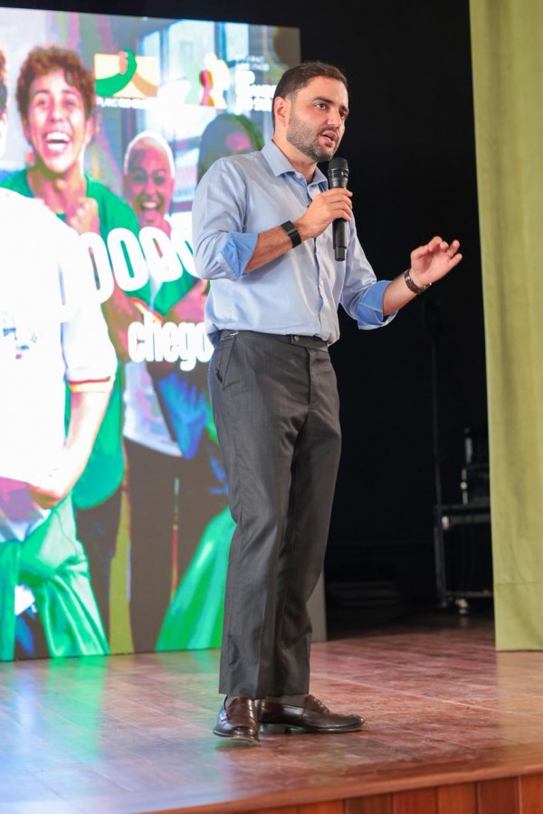 Vice-governador Gabriel Souza fala ao público na volta às aulas em Caxias do Sul