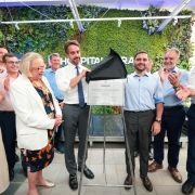 Governador Eduardo Leite, vice Gabriel Souza e secret&aacute;ria Arita em frente &agrave; placa de inaugura&ccedil;&atilde;o da obra. Outras autoridades aplaudem. 