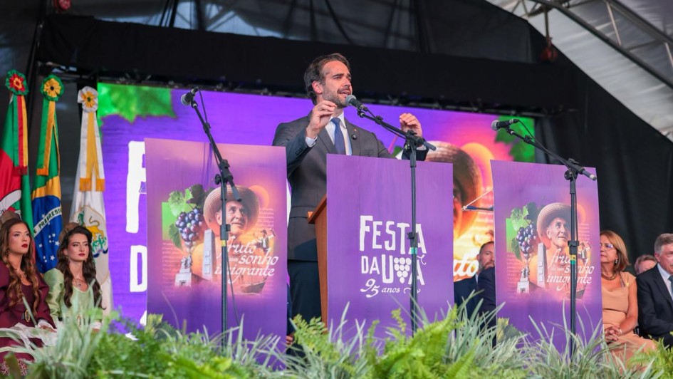 Governador Eduardo Leite discursa na Festa da Uva.