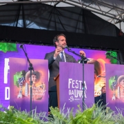 Governador Eduardo Leite discursa na Festa da Uva.