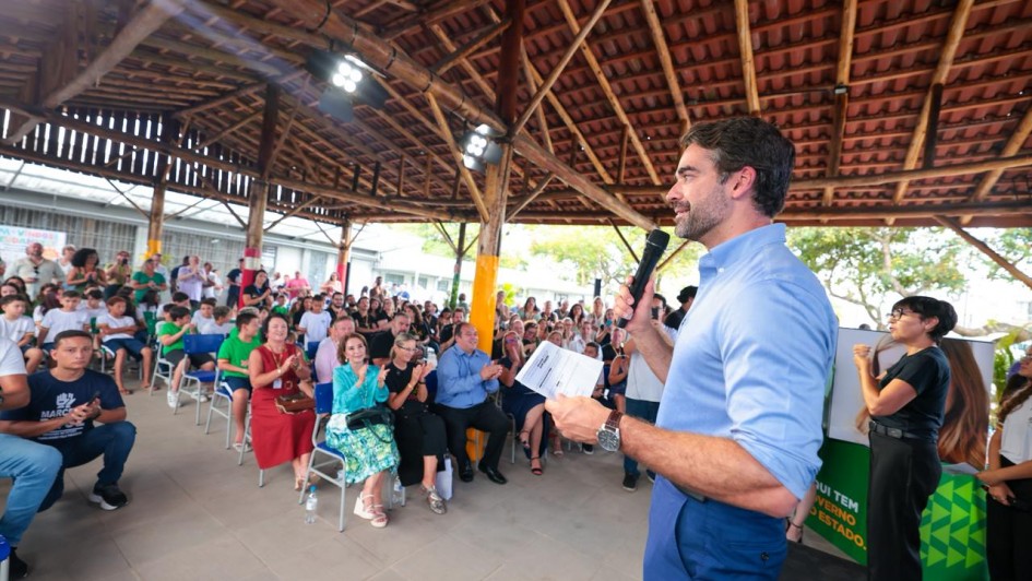 Governador Eduardo Leite fala ao p&uacute;blico em ato de volta &agrave;s aulas em S&atilde;o Leopoldo