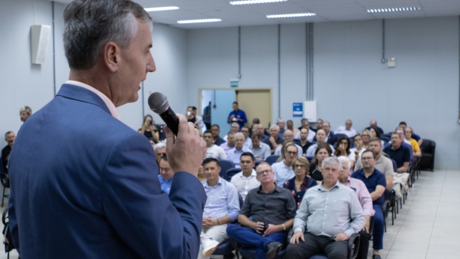 Secret&aacute;rio da Cultura fala ao microfone