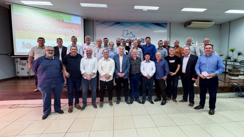 Prefeitos e representantes dos 14 munic&iacute;pios das miss&otilde;es que firmaram conv&ecirc;nios posam para foto em frente ao palco do audit&oacute;rio da Uri.