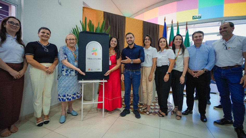 O vice-governador Gabriel Souza e a secret&aacute;ria da Sa&uacute;de, Arita Bergmann, na inaugura&ccedil;&atilde;o do novo Centro de Atendimento em Sa&uacute;de (CAS) do Programa TEAcolhe em Marau. 