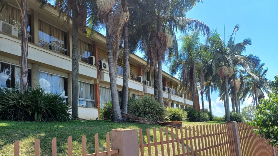 Vistade fachada de escola com aparelhos de ar-condicionados presentes em todas as salas de aula