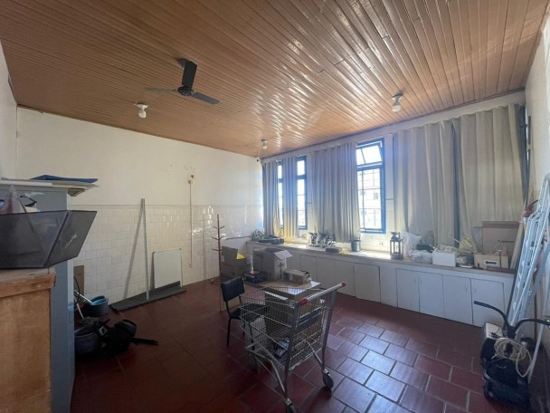 Sala do Laboratório do Colégio Estadual São Sepé, de São Sepé, vazia, com poucos móveis e sem ar-condicionado. 