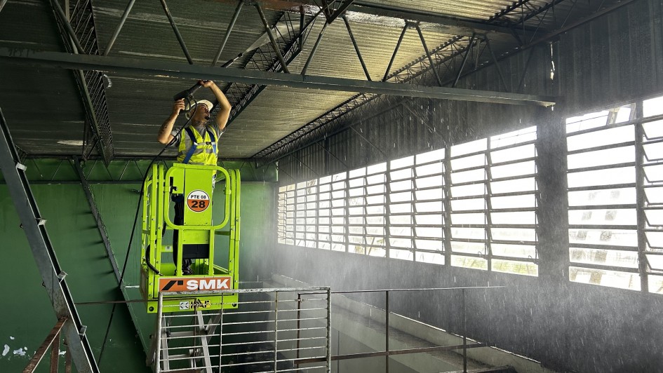 Trabalhador limpa a cobertura de uma constru&ccedil;&atilde;o no IE Doutor Carlos Chagas, em Canoas, com um jato d'&aacute;gua
