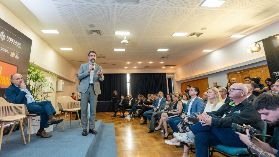 Governador Eduardo Leite fala em evento da Federasul e do Setcergs