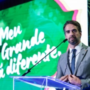 Governador Eduardo Leite em palestra na Fecom&eacute;rcio